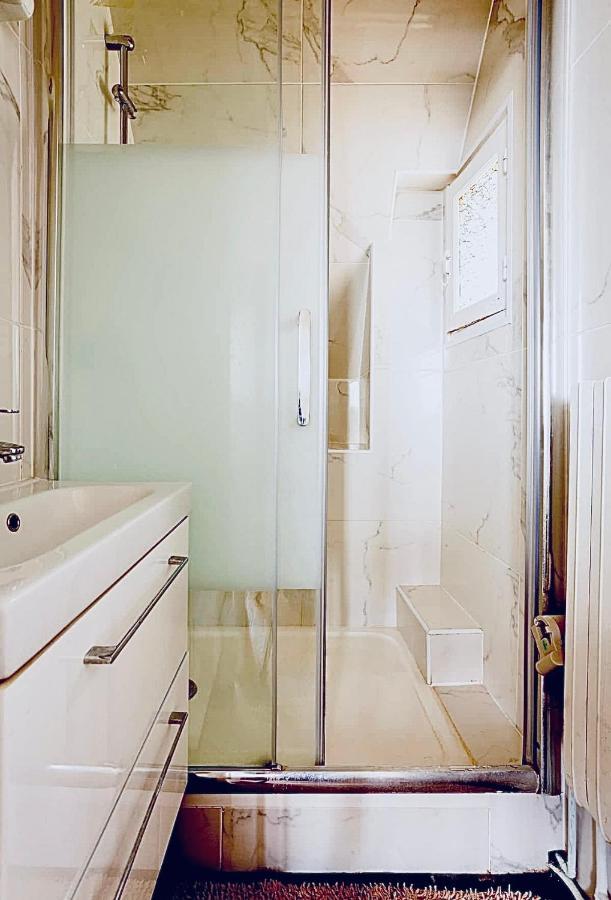 Beautiful Apartment With A View Of Eiffel Tower In Center Paris Dış mekan fotoğraf
